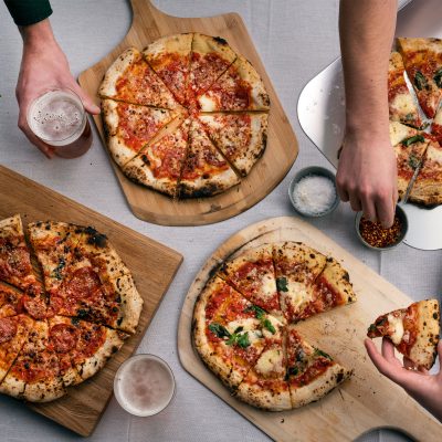 Alternative view of Ooni 12" bambusz pizzalapát és tálaló