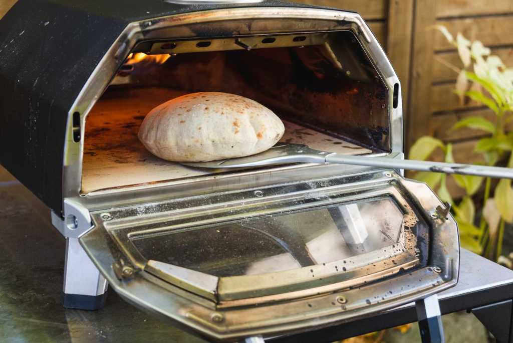 Pita sütése Ooni kemencében Pita sütése Ooni kemencében
