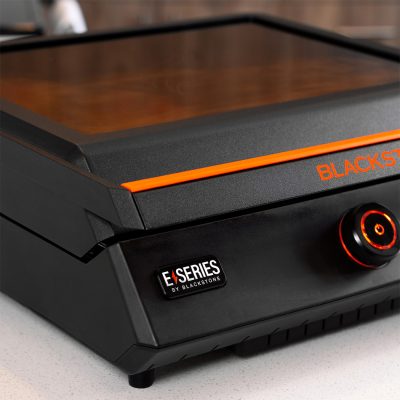 8000EU_0007_8000_17EseriesGriddle_Lifestyle_015