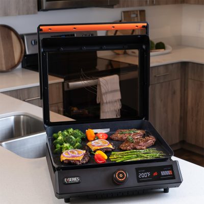 8000EU_0009_8000_17EseriesGriddle_Lifestyle_001